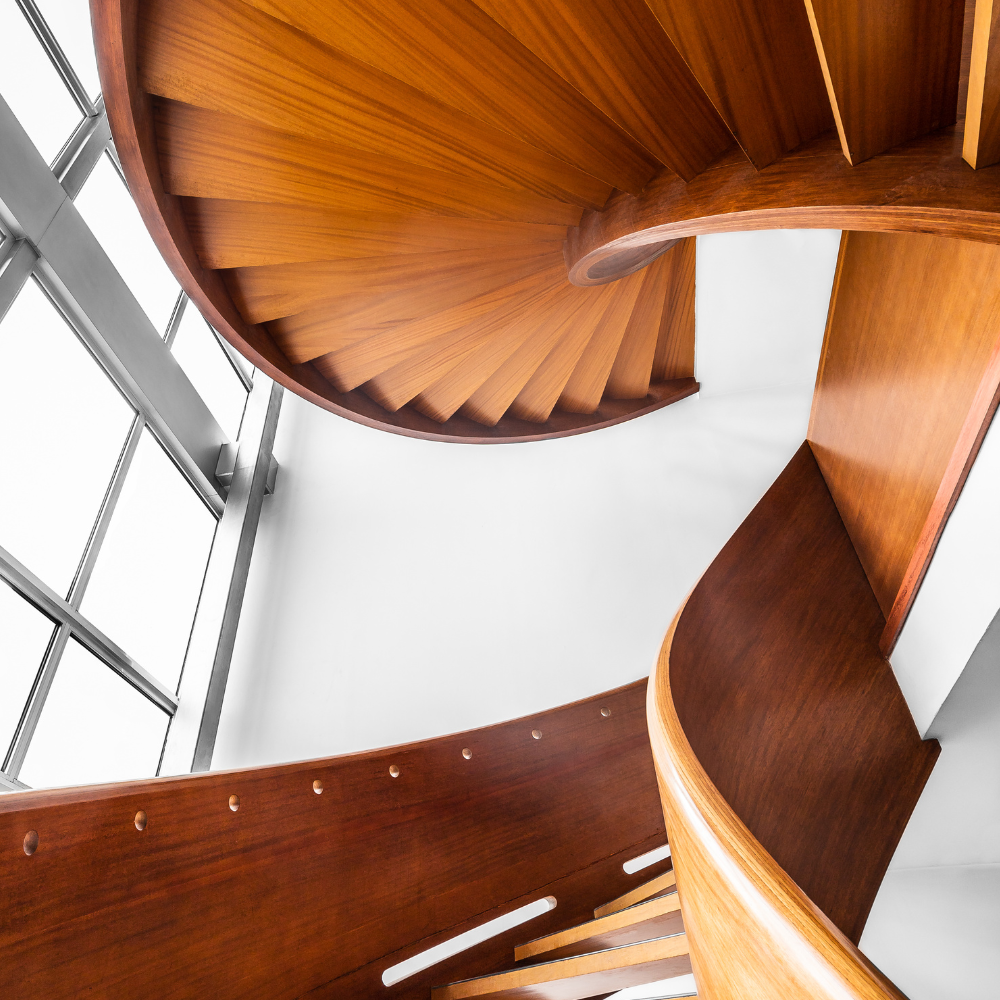 un escalier en bois dans une architecture récente